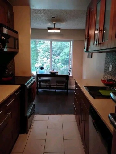 8354 Vinewood Place, Burnaby, BC - Indoor Photo Showing Kitchen