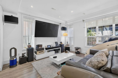 451 63Rd Avenue W, Vancouver, BC - Indoor Photo Showing Living Room