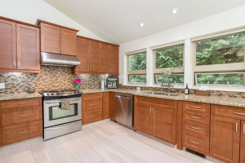 5770 Primrose Place, West Vancouver, BC - Indoor Photo Showing Kitchen With Double Sink