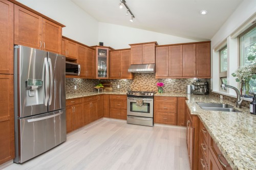 5770 Primrose Place, West Vancouver, BC - Indoor Photo Showing Kitchen With Double Sink With Upgraded Kitchen