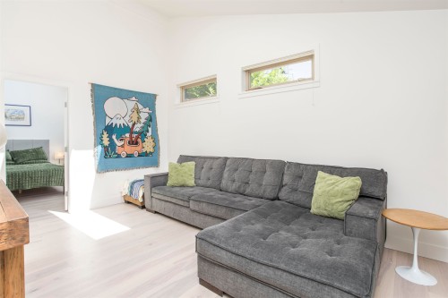5770 Primrose Place, West Vancouver, BC - Indoor Photo Showing Living Room