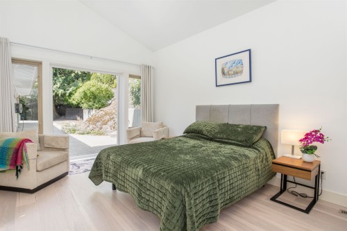 5770 Primrose Place, West Vancouver, BC - Indoor Photo Showing Bedroom