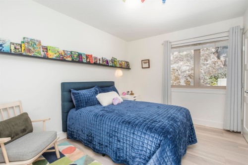 5770 Primrose Place, West Vancouver, BC - Indoor Photo Showing Bedroom