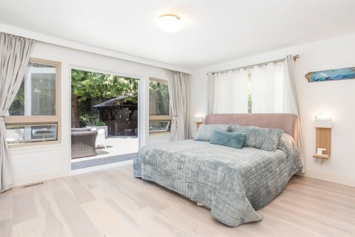 5770 Primrose Place, West Vancouver, BC - Indoor Photo Showing Bedroom