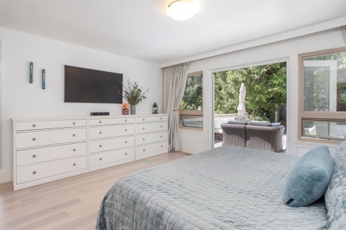 5770 Primrose Place, West Vancouver, BC - Indoor Photo Showing Bedroom