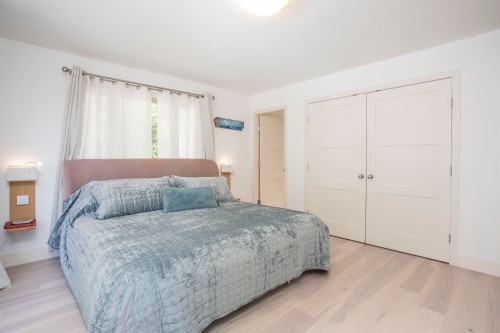 5770 Primrose Place, West Vancouver, BC - Indoor Photo Showing Bedroom