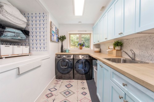 5770 Primrose Place, West Vancouver, BC - Indoor Photo Showing Laundry Room