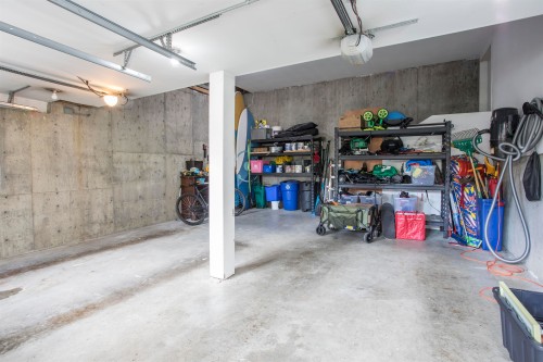 5770 Primrose Place, West Vancouver, BC - Indoor Photo Showing Garage