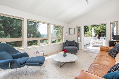 5770 Primrose Place, West Vancouver, BC - Indoor Photo Showing Living Room