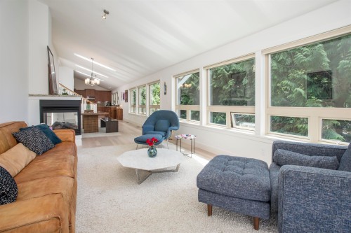 5770 Primrose Place, West Vancouver, BC - Indoor Photo Showing Living Room With Fireplace