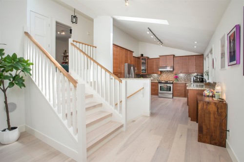 5770 Primrose Place, West Vancouver, BC - Indoor Photo Showing Kitchen