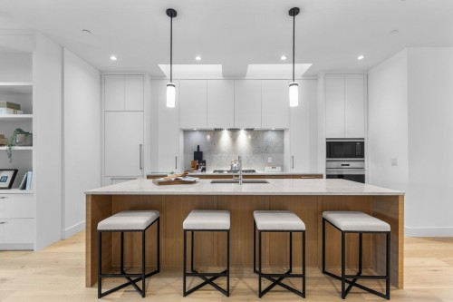 2518 3Rd Avenue W, Vancouver, BC 