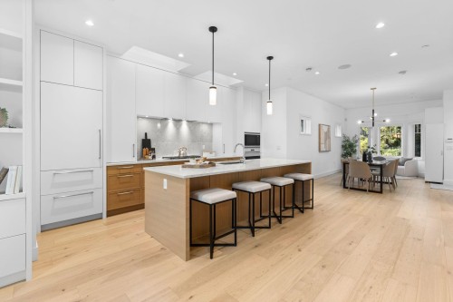 2518 3Rd Avenue W, Vancouver, BC 