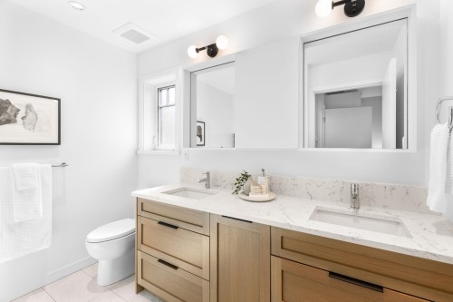 2518 3Rd Avenue W, Vancouver, BC 