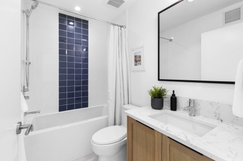 2518 3Rd Avenue W, Vancouver, BC 