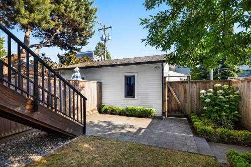 2518 3Rd Avenue W, Vancouver, BC 