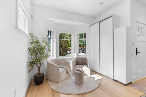 2518 3Rd Avenue W, Vancouver, BC 