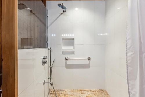 2575 Queens Avenue, West Vancouver, BC - Indoor Photo Showing Bathroom