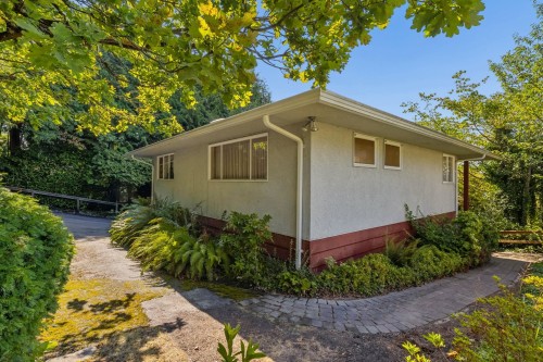 2575 Queens Avenue, West Vancouver, BC - Outdoor