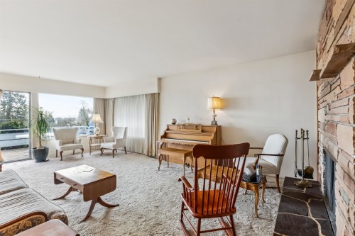 2575 Queens Avenue, West Vancouver, BC - Indoor Photo Showing Living Room