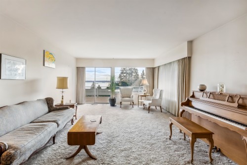 2575 Queens Avenue, West Vancouver, BC - Indoor Photo Showing Living Room