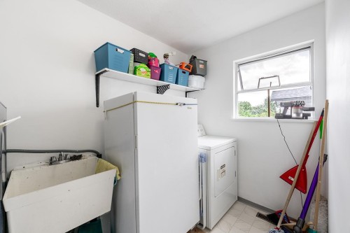 2917 Kalamalka Drive, Coquitlam, BC - Indoor Photo Showing Laundry Room