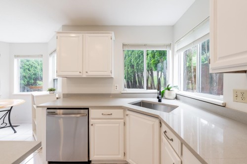 2917 Kalamalka Drive, Coquitlam, BC - Indoor Photo Showing Kitchen