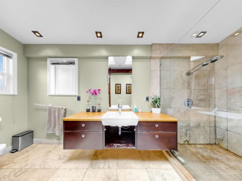712 Shaw Avenue, Coquitlam, BC - Indoor Photo Showing Bathroom