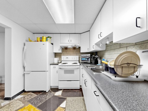712 Shaw Avenue, Coquitlam, BC - Indoor Photo Showing Kitchen