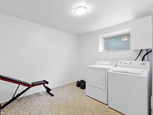 712 Shaw Avenue, Coquitlam, BC - Indoor Photo Showing Laundry Room