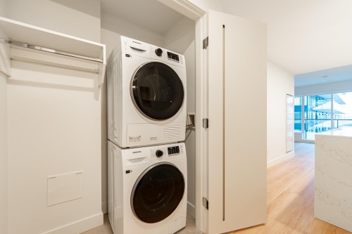 902-7977 Lansdowne Road, Richmond, BC - Indoor Photo Showing Laundry Room