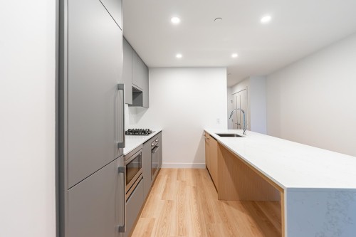 902-7977 Lansdowne Road, Richmond, BC - Indoor Photo Showing Kitchen With Upgraded Kitchen