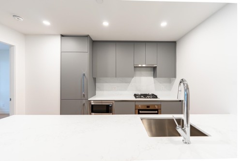 902-7977 Lansdowne Road, Richmond, BC - Indoor Photo Showing Kitchen With Upgraded Kitchen
