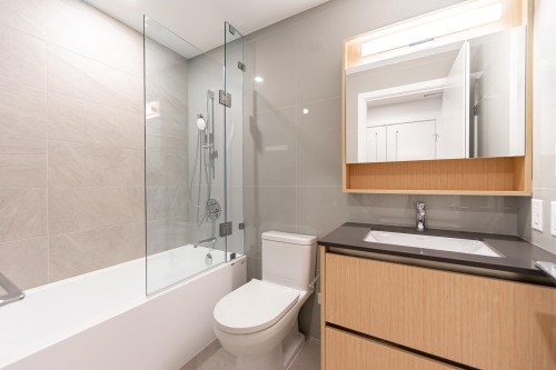 902-7977 Lansdowne Road, Richmond, BC - Indoor Photo Showing Bathroom