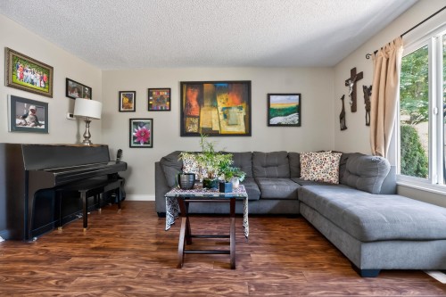 461 Carlsen Place, Port Moody, BC - Indoor Photo Showing Living Room