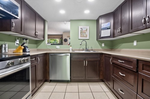 461 Carlsen Place, Port Moody, BC - Indoor Photo Showing Kitchen