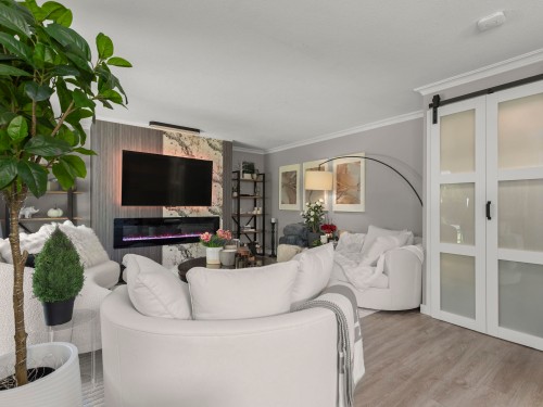 9291 Boyd Court, Richmond, BC - Indoor Photo Showing Living Room