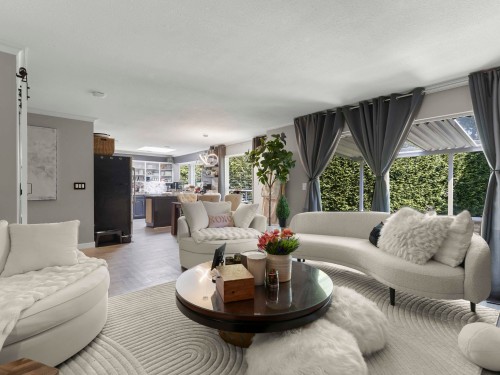 9291 Boyd Court, Richmond, BC - Indoor Photo Showing Living Room