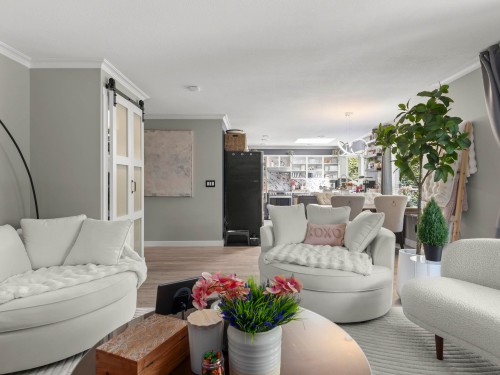 9291 Boyd Court, Richmond, BC - Indoor Photo Showing Living Room
