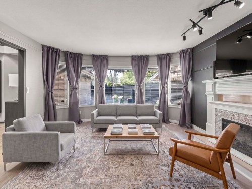 9291 Boyd Court, Richmond, BC - Indoor Photo Showing Living Room