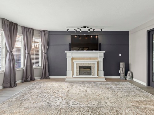 9291 Boyd Court, Richmond, BC - Indoor Photo Showing Living Room With Fireplace