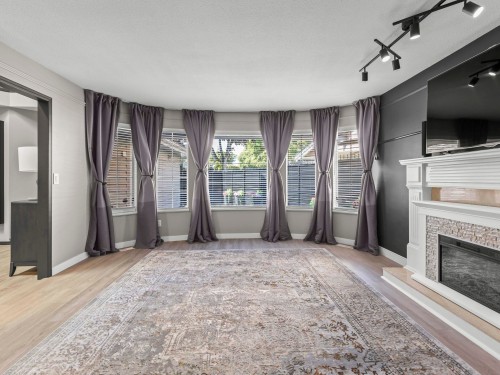 9291 Boyd Court, Richmond, BC - Indoor With Fireplace