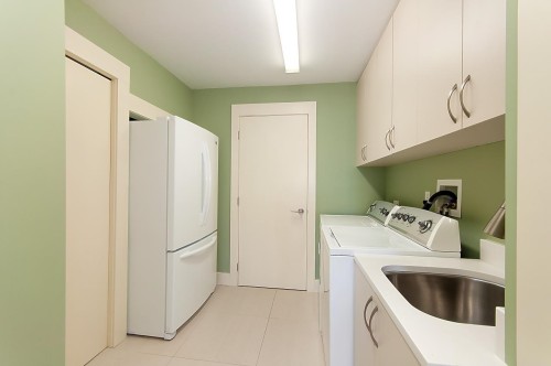6175 Nelson Avenue, West Vancouver, BC - Indoor Photo Showing Laundry Room