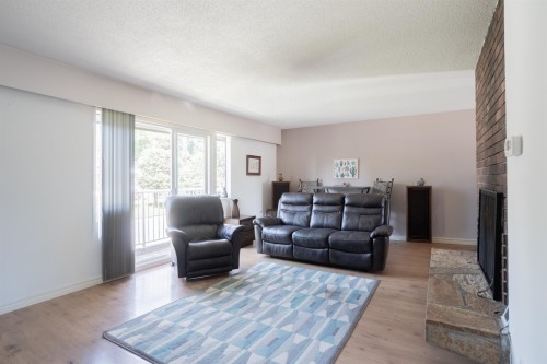 2930 Sefton Street, Port Coquitlam, BC - Indoor Photo Showing Living Room