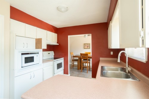 2930 Sefton Street, Port Coquitlam, BC - Indoor Photo Showing Kitchen With Double Sink