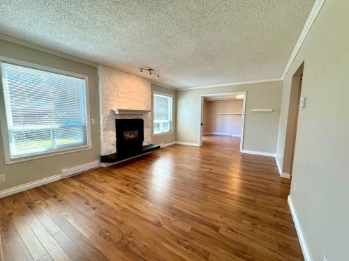 1032 Cornwall Drive, Port Coquitlam, BC - Indoor Photo Showing Living Room With Fireplace