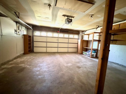1032 Cornwall Drive, Port Coquitlam, BC - Indoor Photo Showing Garage