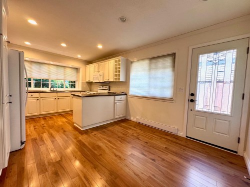 1032 Cornwall Drive, Port Coquitlam, BC - Indoor Photo Showing Kitchen