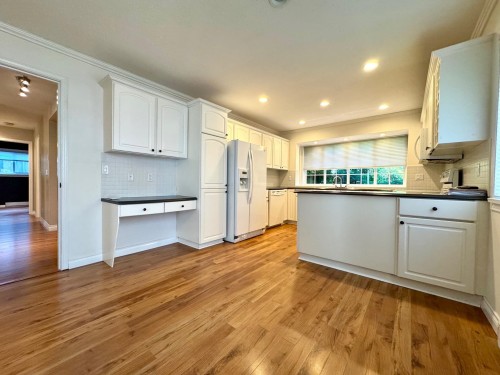 1032 Cornwall Drive, Port Coquitlam, BC - Indoor Photo Showing Kitchen
