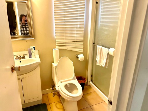6915 Beatrice Street, Vancouver, BC - Indoor Photo Showing Bathroom